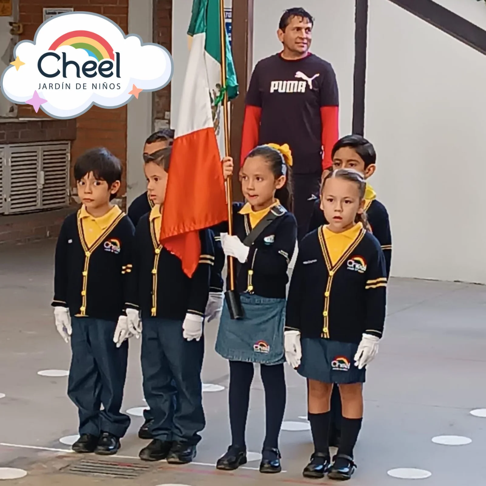 Maestras y alumnos en ambiente cálido del jardín de niños Cheel